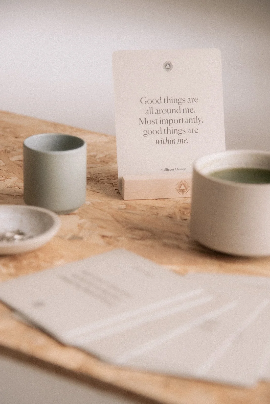 Pöydälle on aseteltu kortteja, joissa mietelauseita.