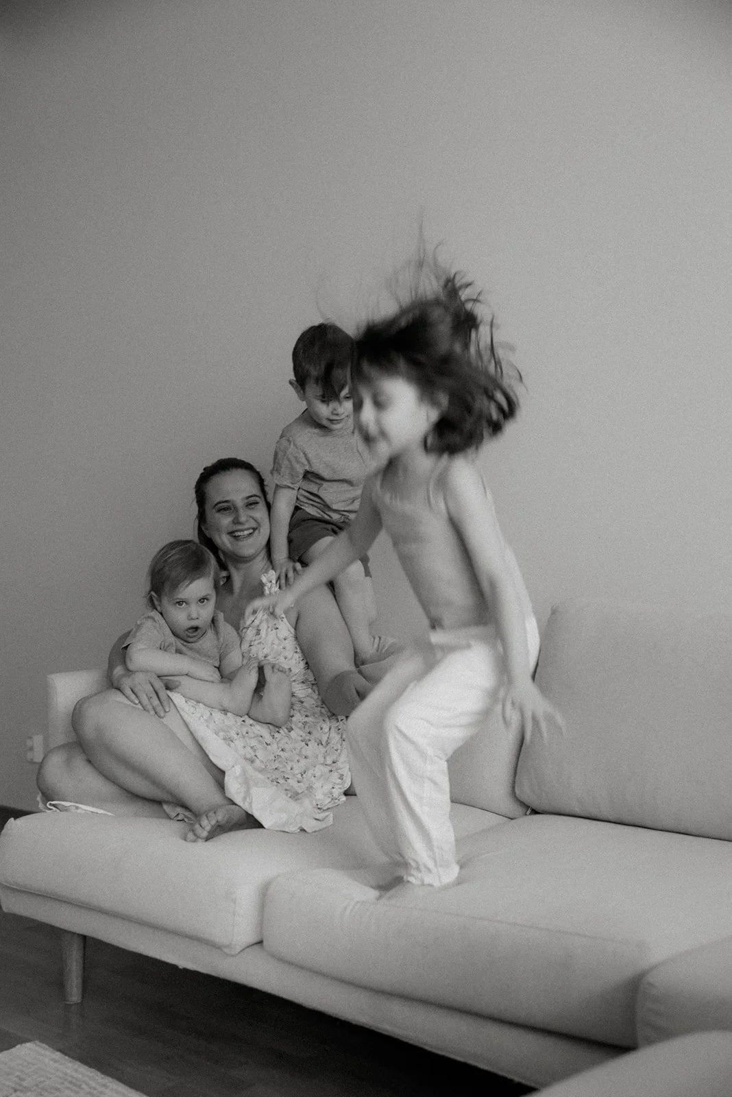 Iloinen perhekuvaus kotona.