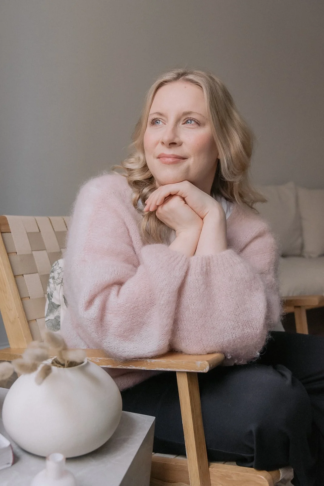 Henkilökuvassa doula Jutta Alanen / Sunsunnytys hempeän värinen neule yllään.