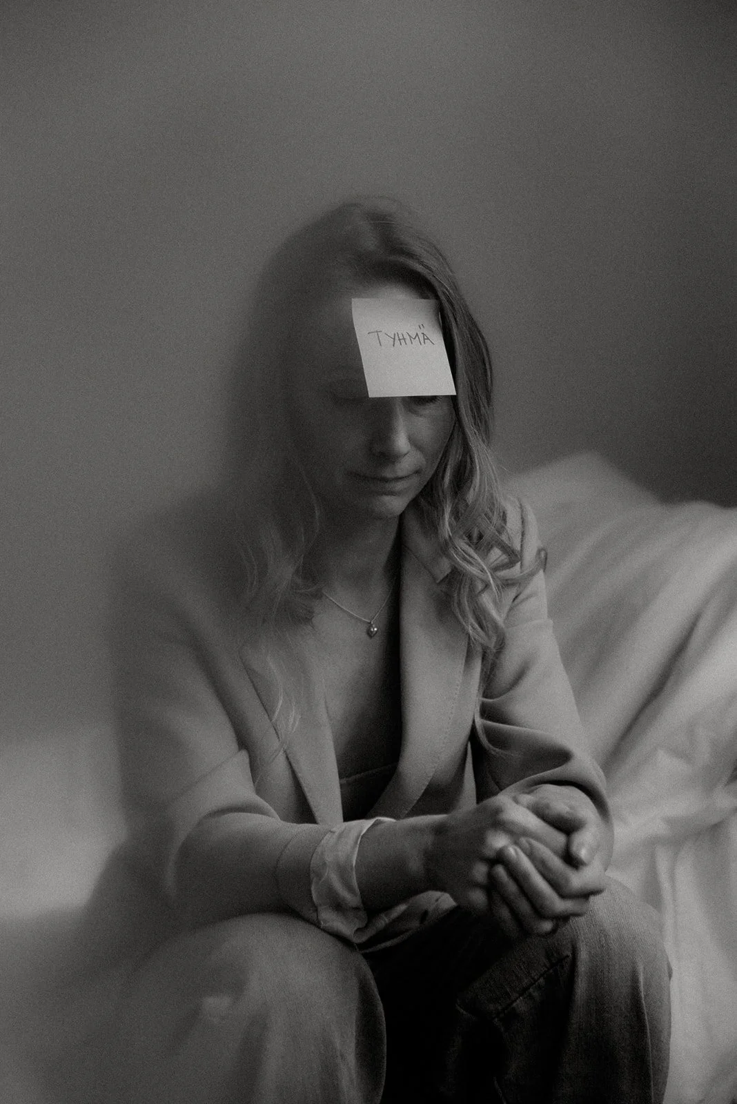 Vaumiin brändikuvaus. Yrittäjällä on lappu otsassaan ja kädet ristissä.