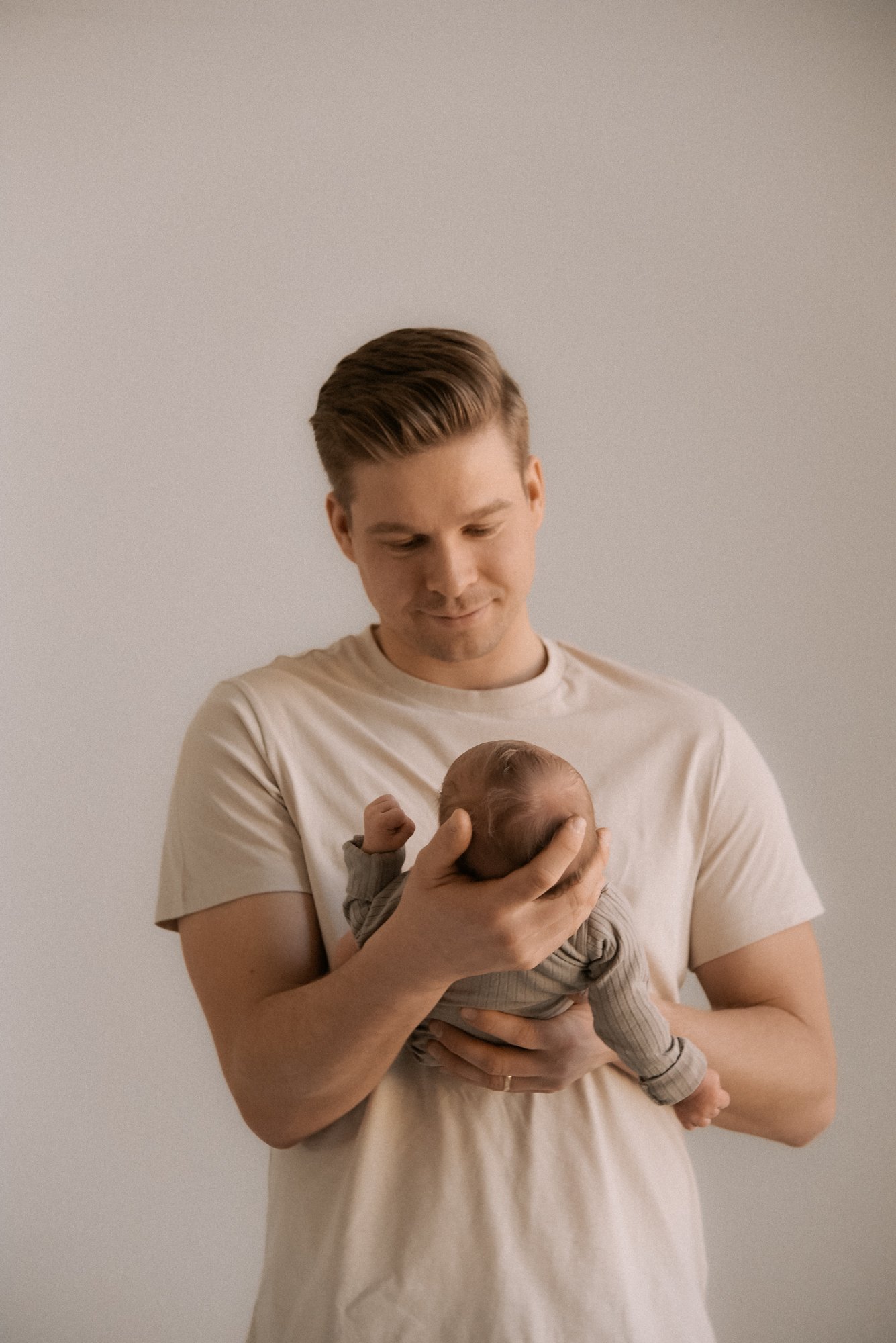 Heidi Väisänen kuvaa vastasyntyneen ensi hetkiä studiollaan Keravalla.