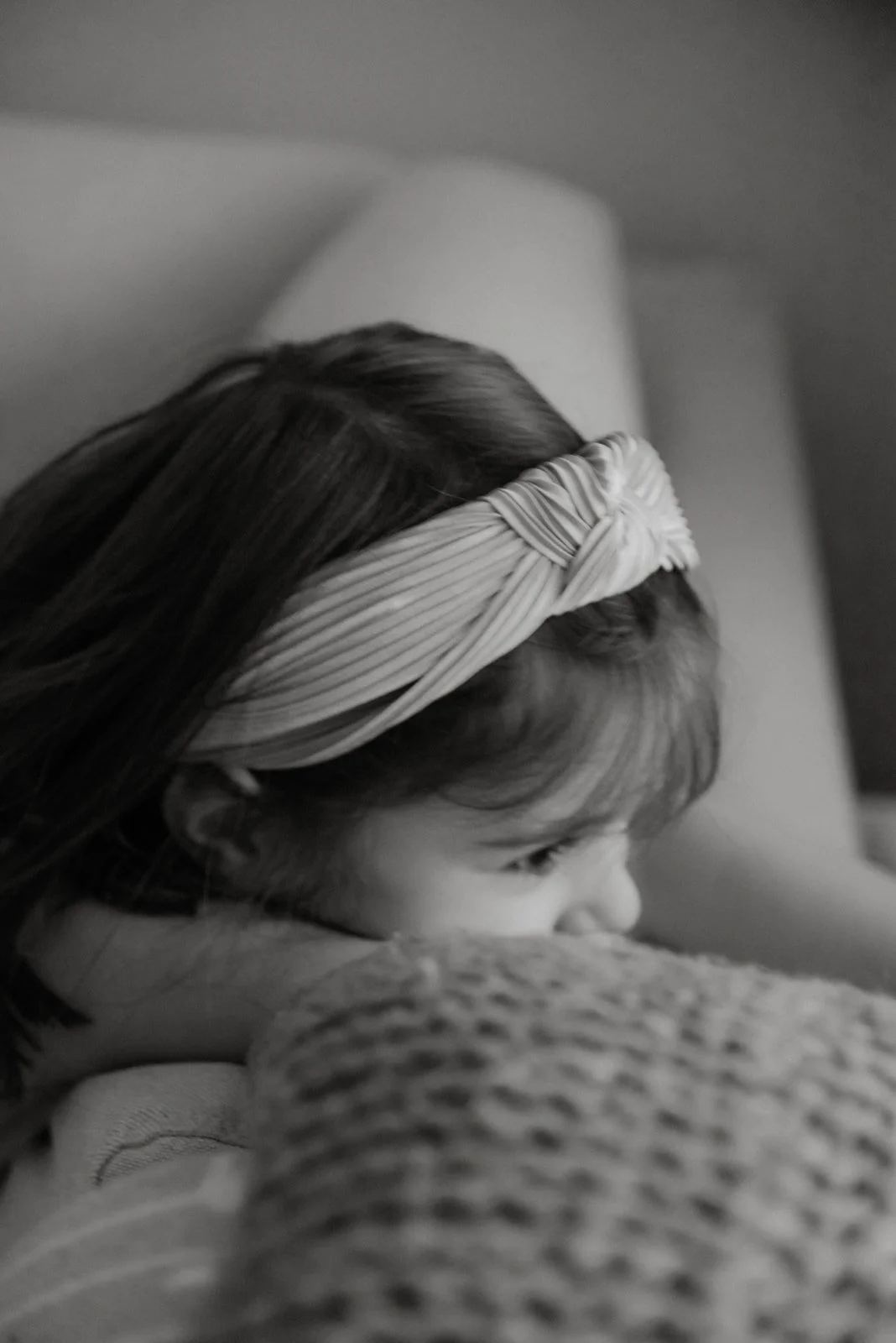 Lapsi sohvalla. Heidi Väisänen kuvaa perheitä kotona.