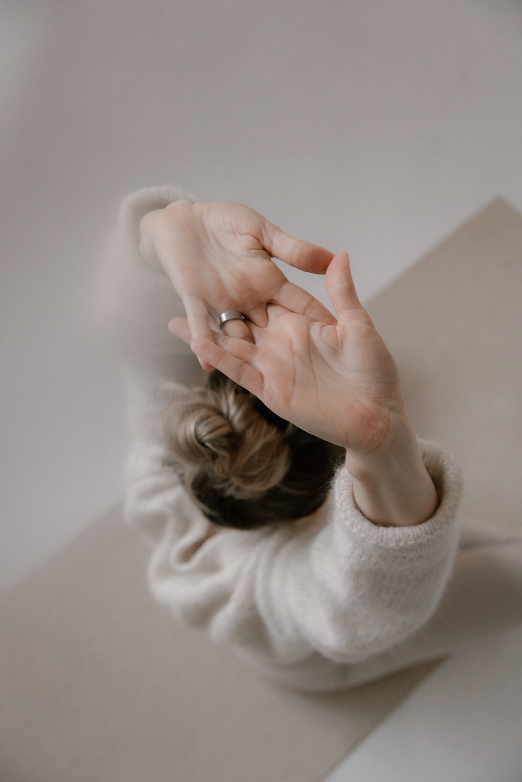 Yläviistosta kuvattu kuva venyttelevästä Vaumiin yrittäjästä.