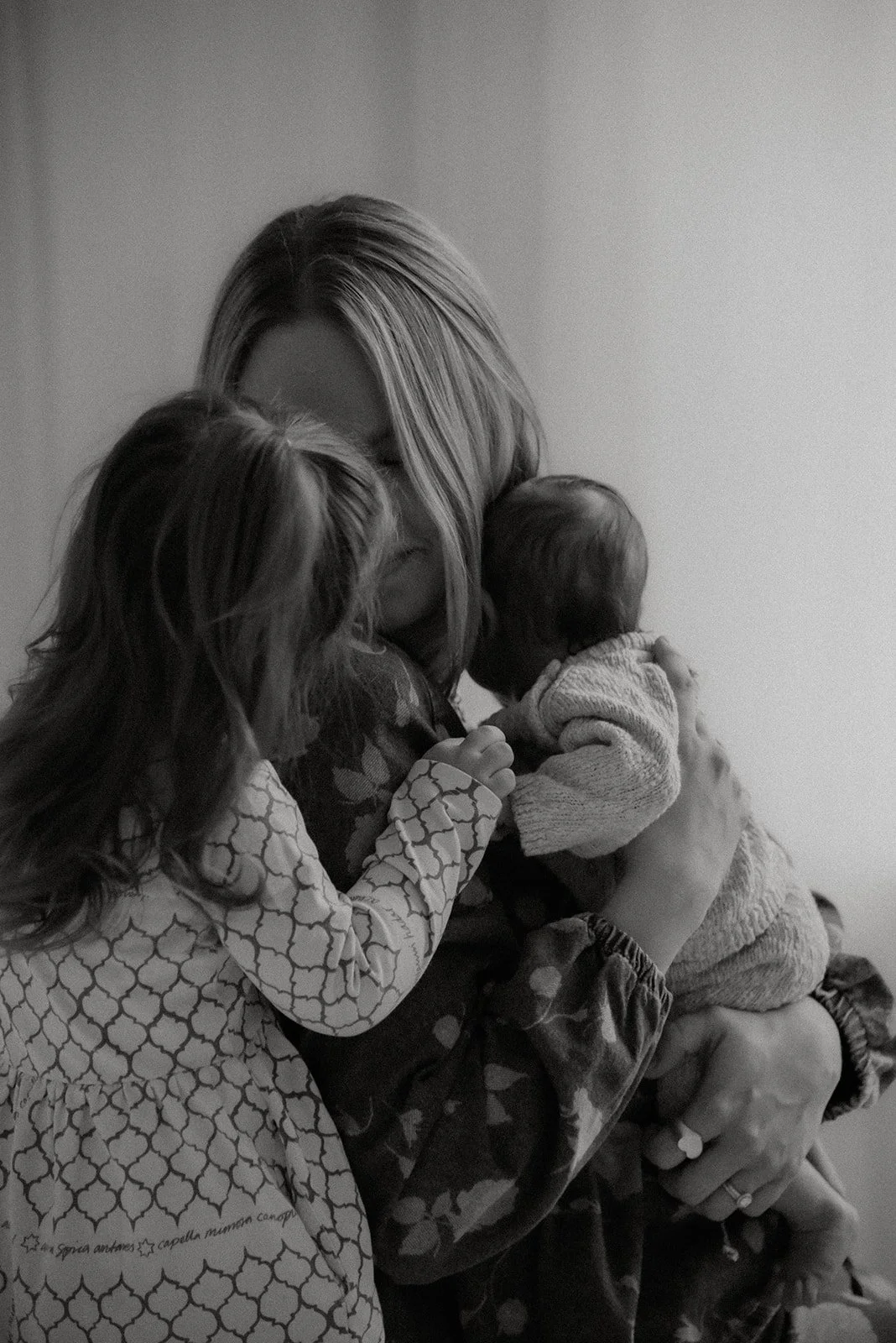 Perheen välinen rauhallinen hetki. Vauvakuvaus ja perhekuvaus studiolla.