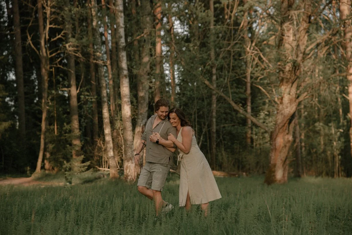 Pariskuntakuvaus keskellä vehreää miljöötä Espoossa.