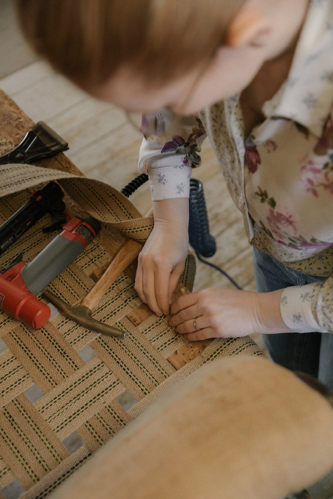 Ylhäältä kuvattu brändikuva verhoilijamestarista työssään.