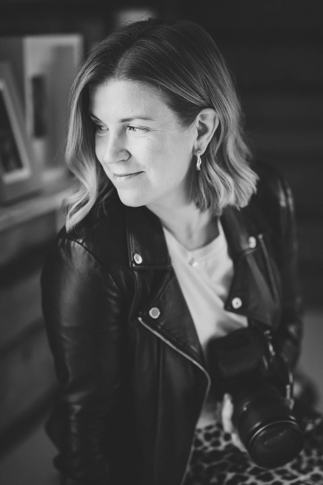 Ammattivalokuvaaja Heidi Väisänen mustavalkokuvassa.