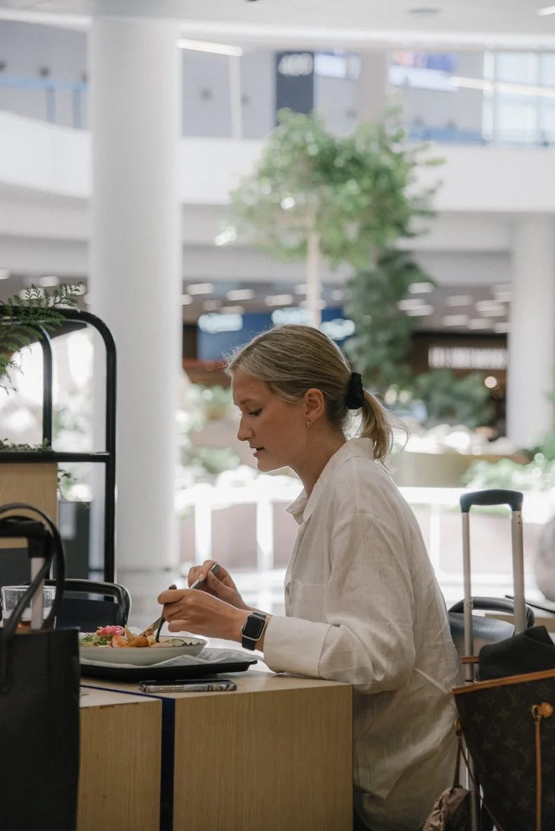 Neam Societyn brändikuvaus. Naisyrittäjä lounaalla.