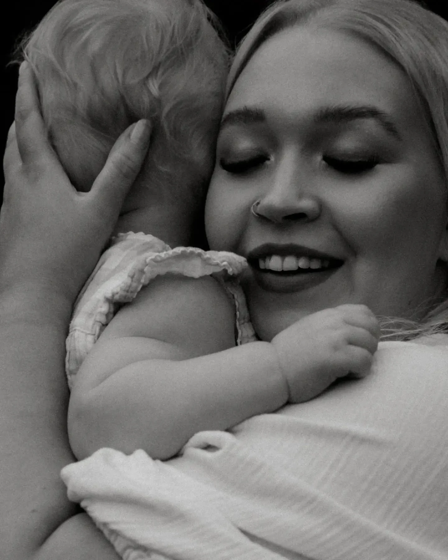 El&auml;m&auml;n varrella opittua ja isoin syy, mist&auml; mun kuvaustyyli kumpuaa🥰

Kun mun lapset oli pieni&auml;, mulle t&auml;rkeint&auml; oli saada kuvia heist&auml;.

Ne hymyt.
Ne pienet varpaat.
Ne hetket, kun maailma py&ouml;ri heid&auml;n y