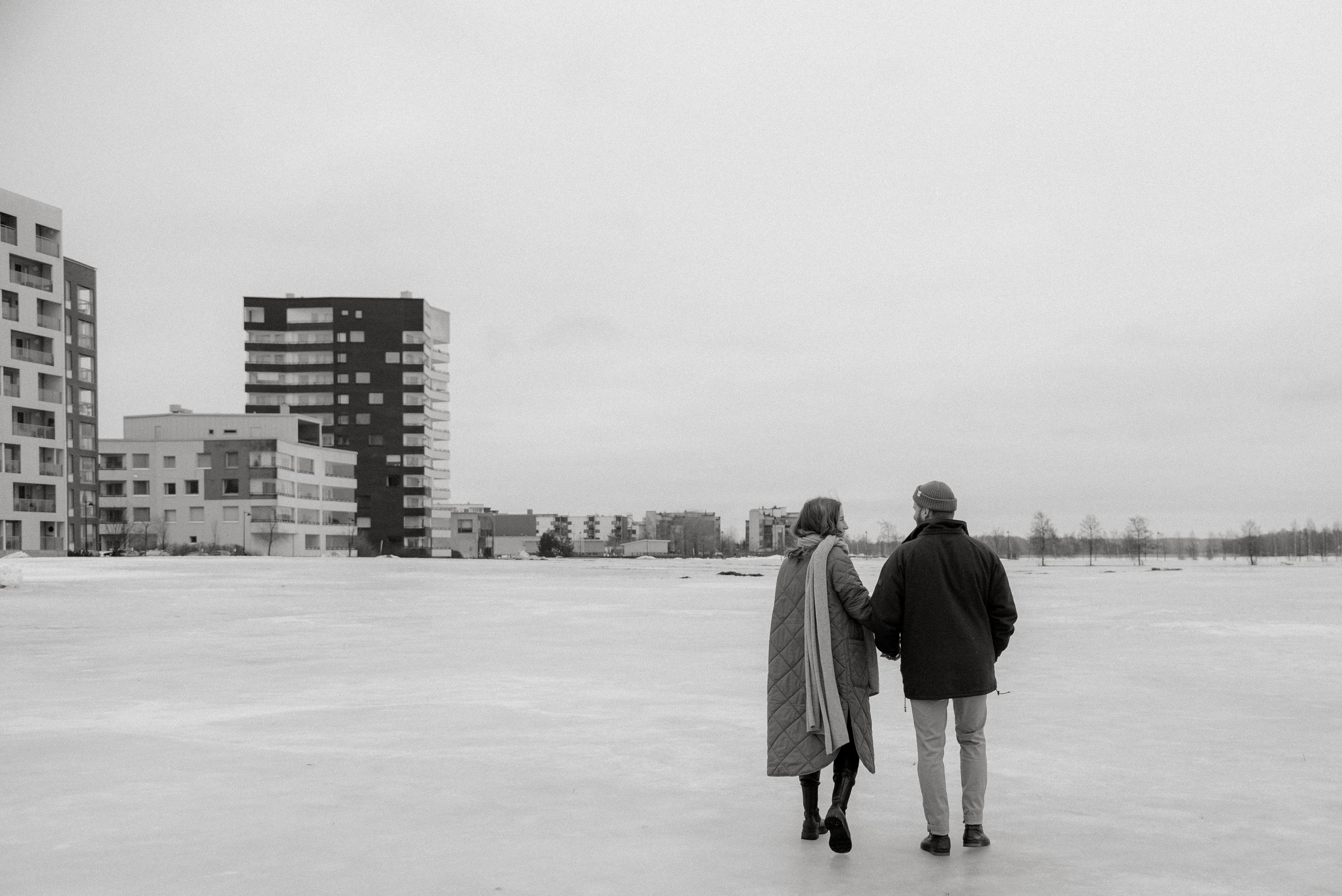 Heidi Väisäsen toteuttama pariskuntakuvaus Helsingissä talvimaisemassa.