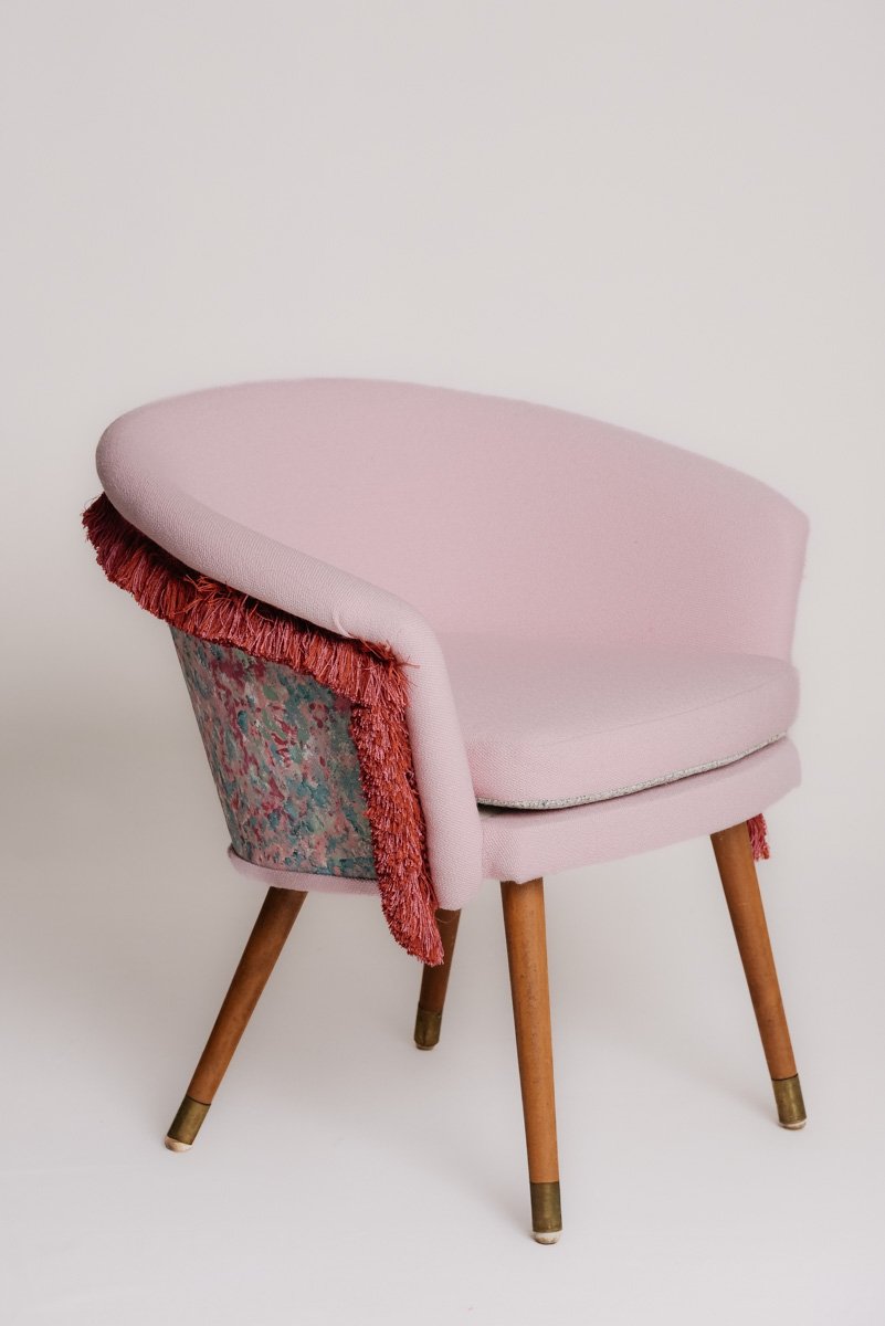 Vaaleanpunainen verhoiltu nojatuoli. Tuotekuva Verhoomo Vanhan Viehätykselle.