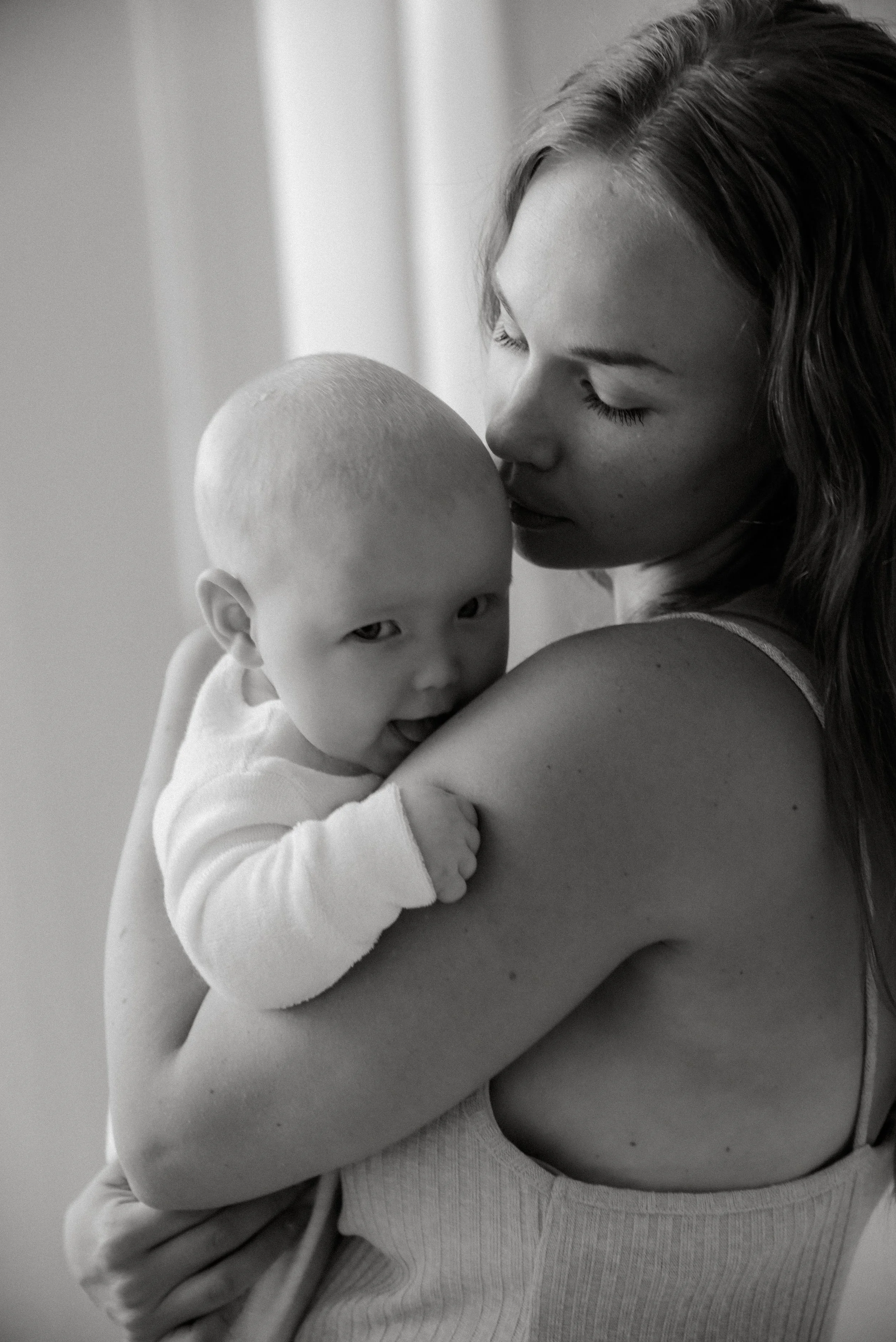 Heidi Väisänen kuvaa äitiä ja lasta.