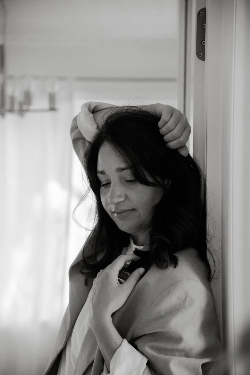 Mustavalkoinen henkilökuva Neam Societyn yrittäjästä. Kuvannut yrityskuvaaja Heidi Väisänen.