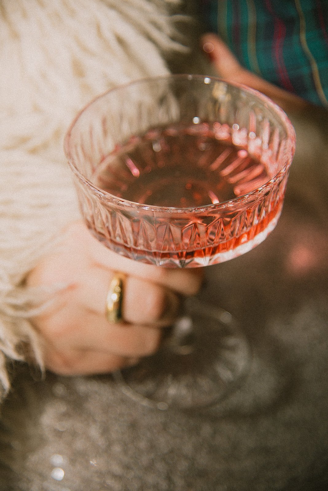 Edlan brändikuva, kaunis lasi yrittäjän kädessä.