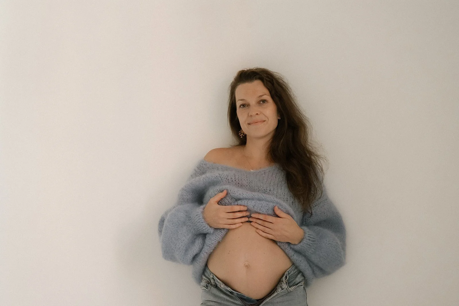 Odottava äiti Heidi Väisäsen kuvattavana.