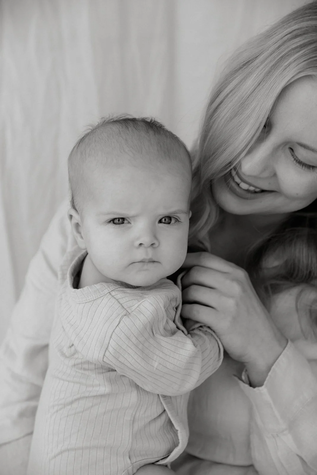 Vauvalla on kasvoillaan tuima ilme.