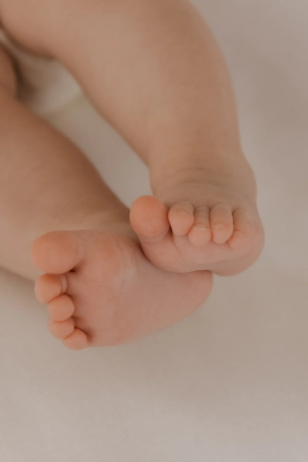 Pienet vauvan varpaat. Kuvannut vauvakuvaaja Heidi Väisänen.