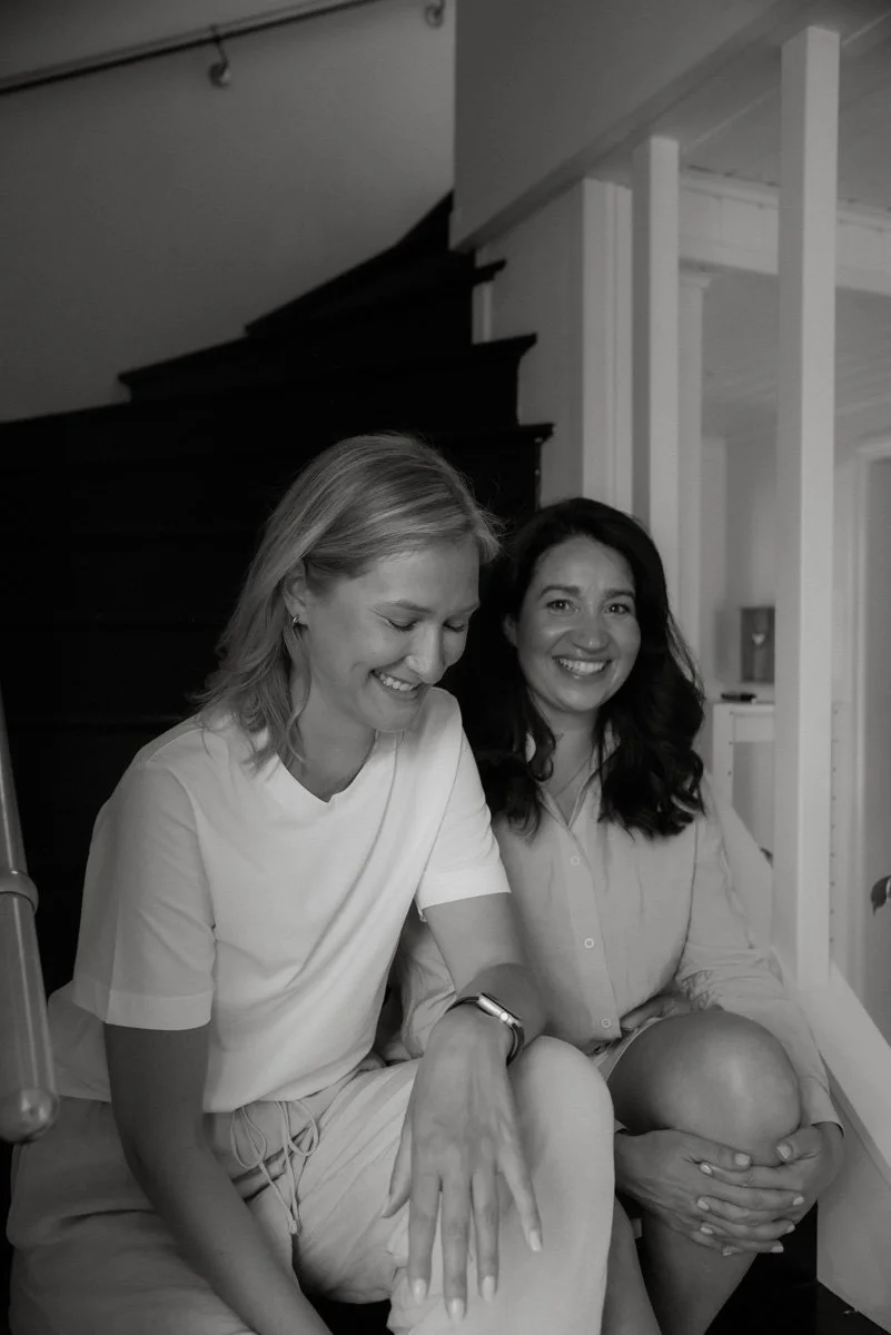 Mustavalkoinen kuva Neam Societyn yrittäjistä. Kuvannut Heidi Väisänen.