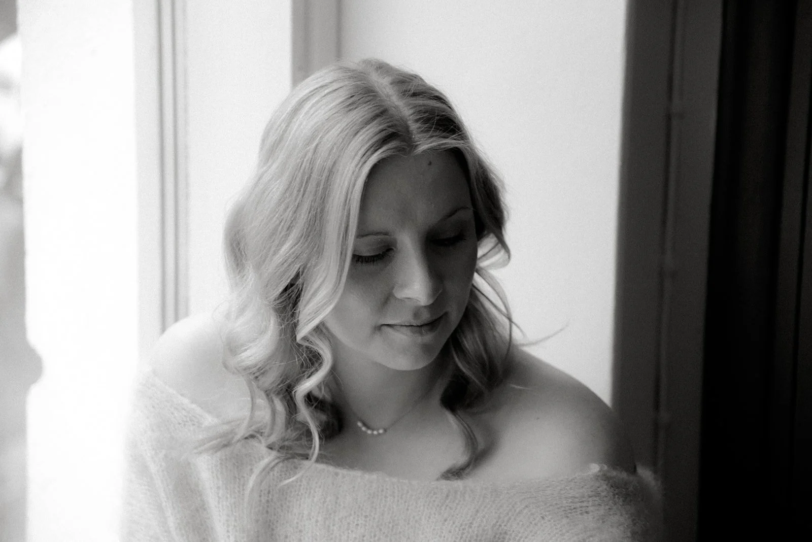 Henkilökuvaus, yrittäjä studiossa valoisassa tilassa. Kuvannut Heidi Väisänen.