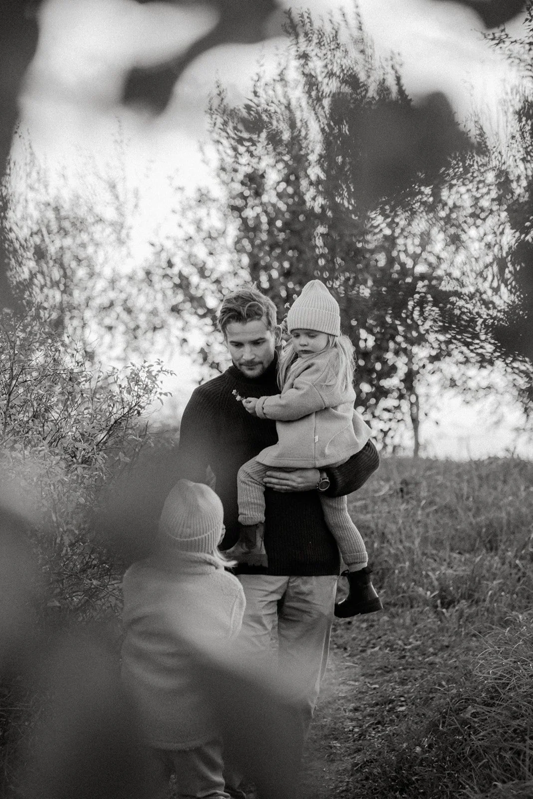 Perhekuvaus Helsinki, isä ja kaksi lasta luontomaisemassa.