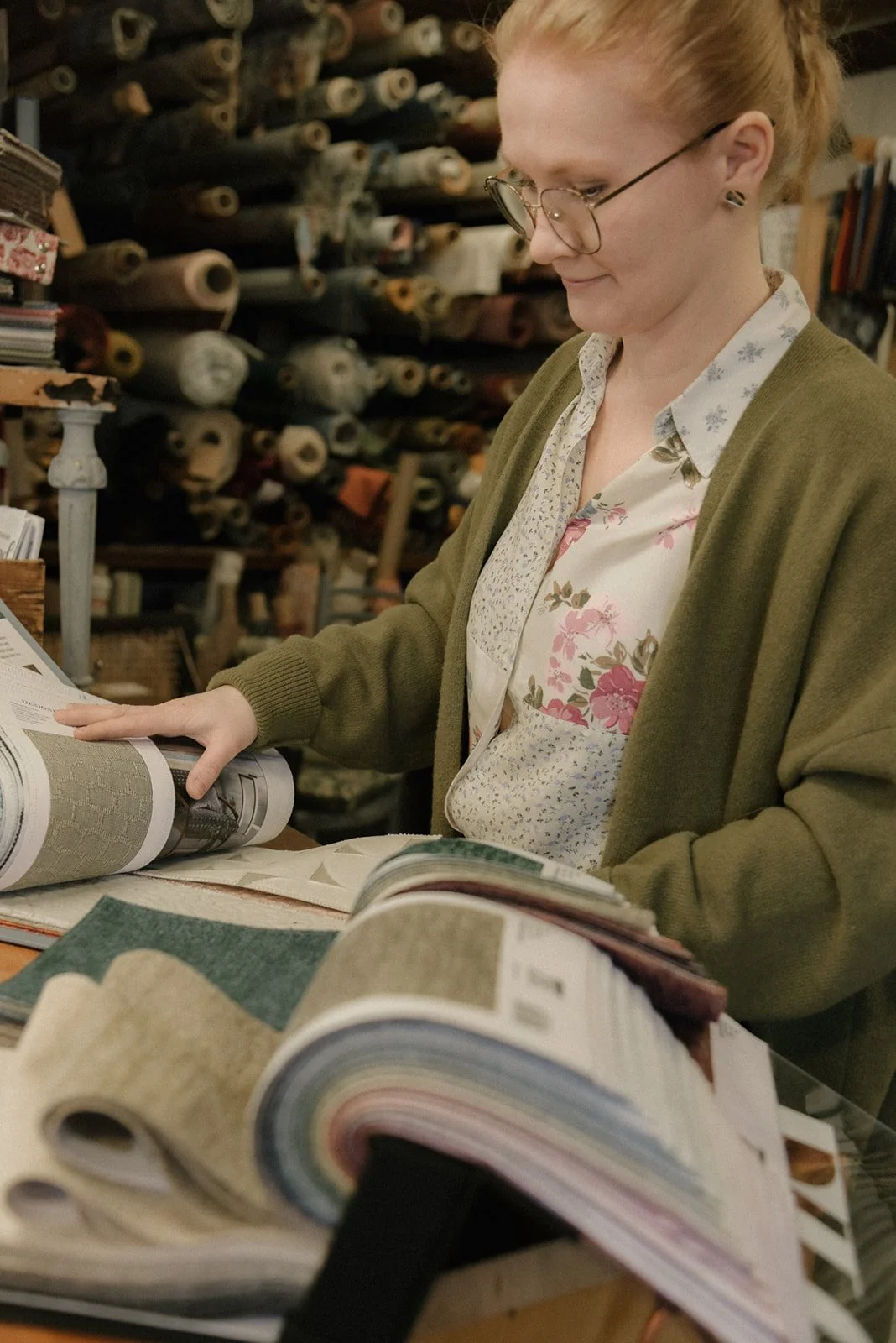 Verhoiluliike Eklundin brändikuvaus, yrittäjä Ida Eklund työssään verhoomolla.