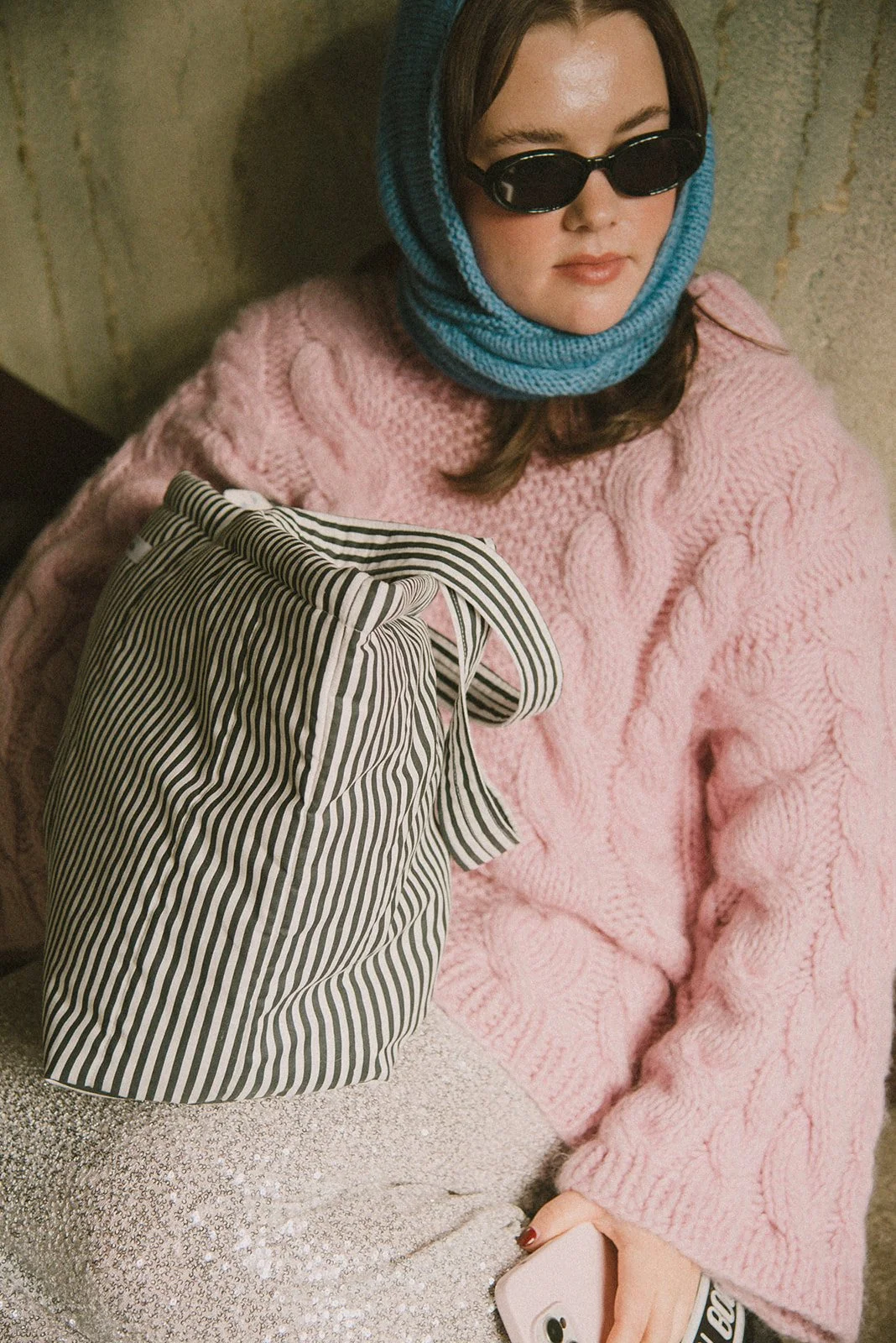 Edlan brändikuvaukset Helsingissä, yrittäjä istuu brändin laukku kainalossaan.