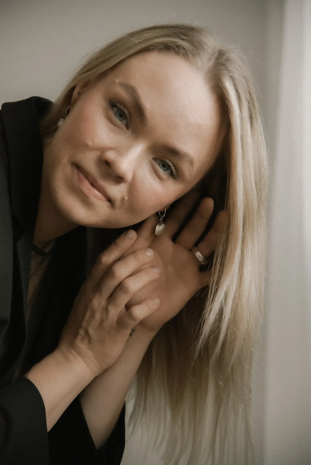 Jemilia Designin yrittäjän Jenni Boughanmin henkilökuva. Kuvannut brändikuvaaja Heidi Väisänen.