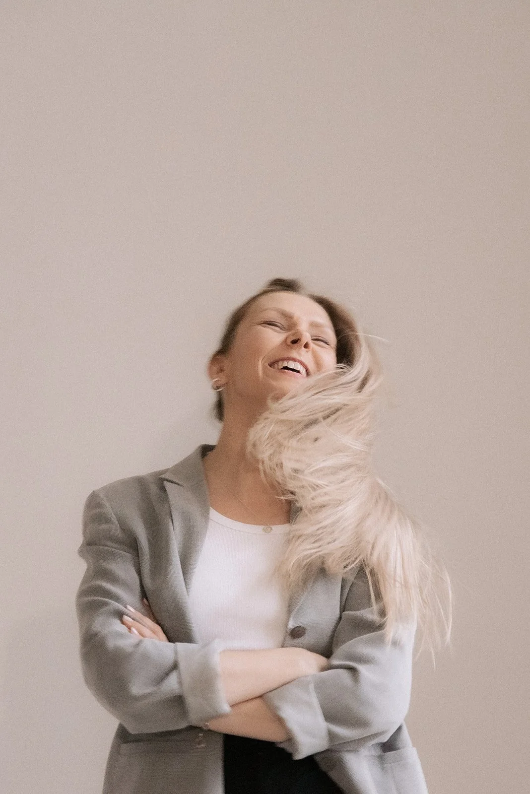 Heartiven brändikuvaus, yrittäjä Terhi Lahti heilauttaa hiuksiaan kuvassa.