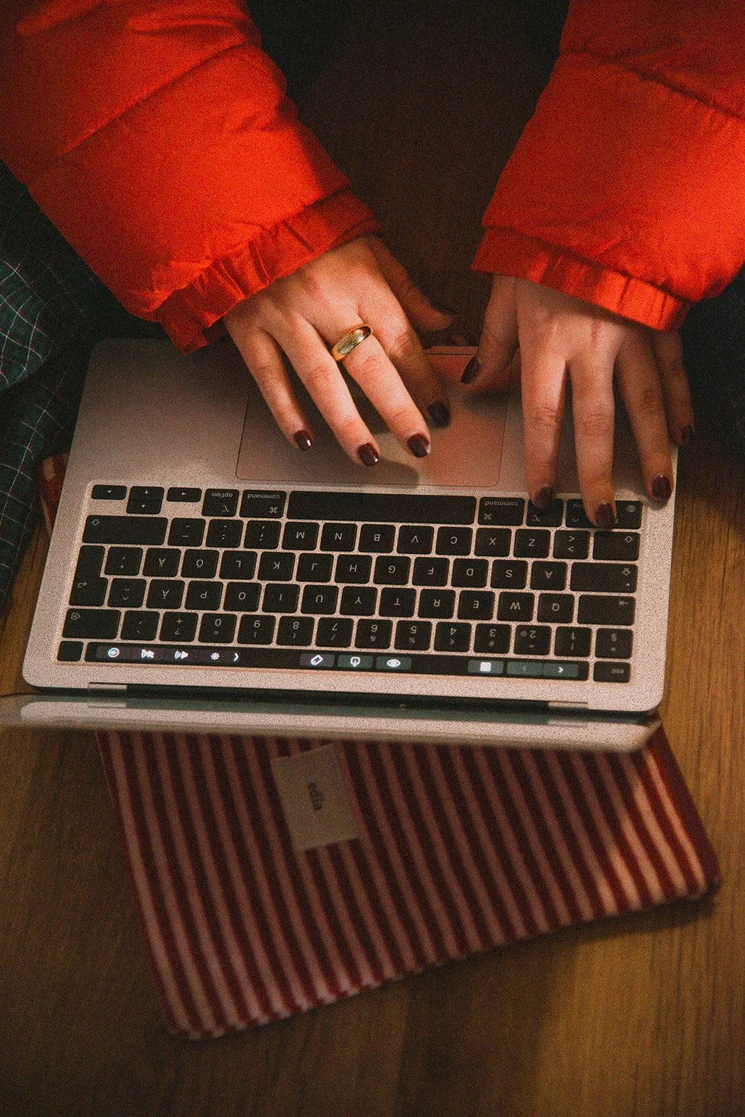 Edlan brändikuvaus, yrittäjä näpyttelee tietokonetta. Kuvannut brändikuvaaja Heidi Väisänen.