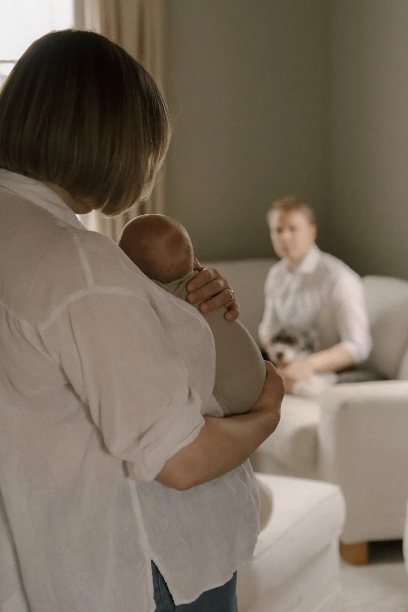 Perheen kuvaus kotimiljöössä.