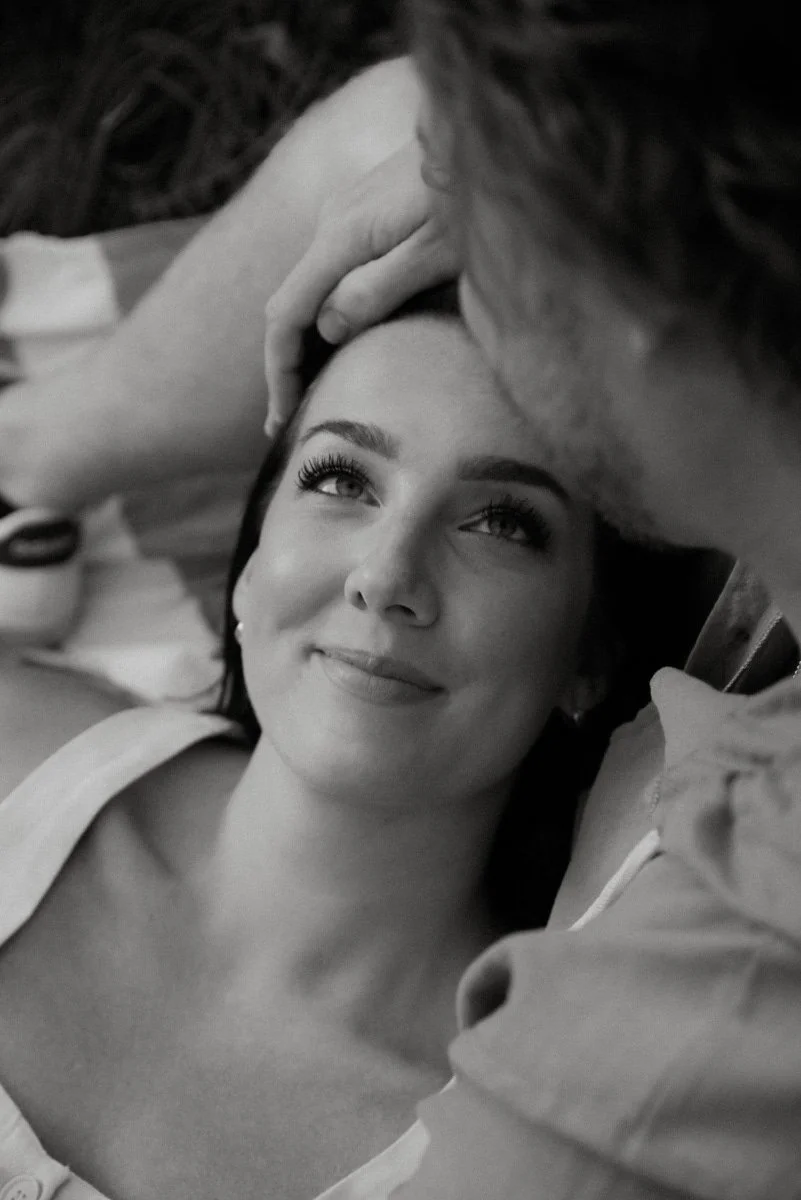 Pariskuntakuva, jossa nainen katsoo miestä lempeästi.