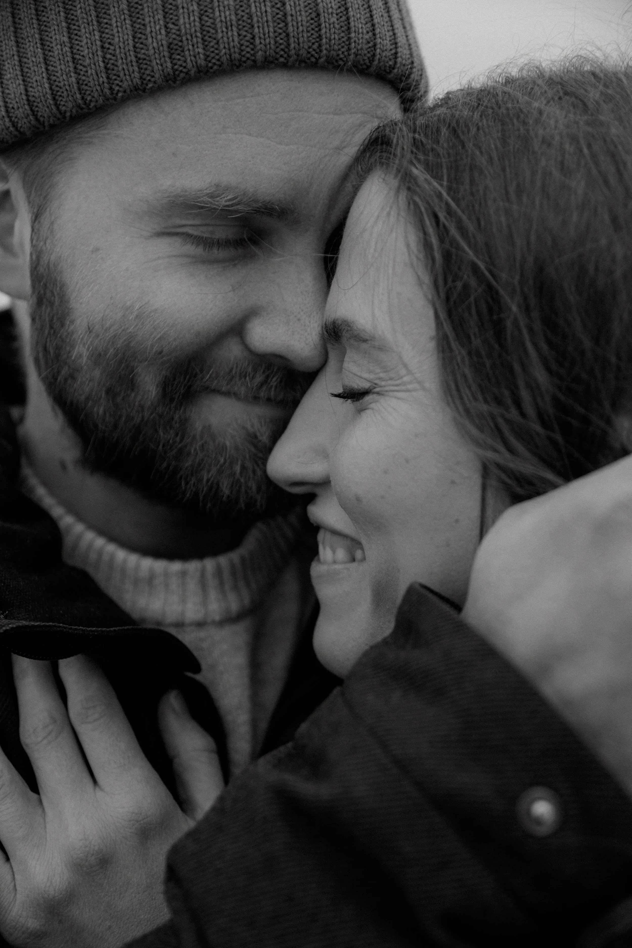 Pariskuntakuva, jossa mies ja nainen halaavat.