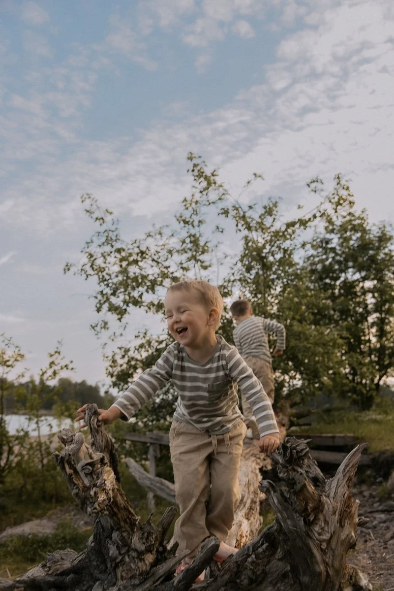 Nauravainen lapsi perhekuvassa.