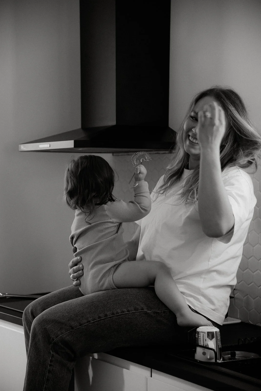 Iloinen leikkihetki kotimiljöössä. Perhekuvaus kotona, kuvaaja Heidi Väisänen.