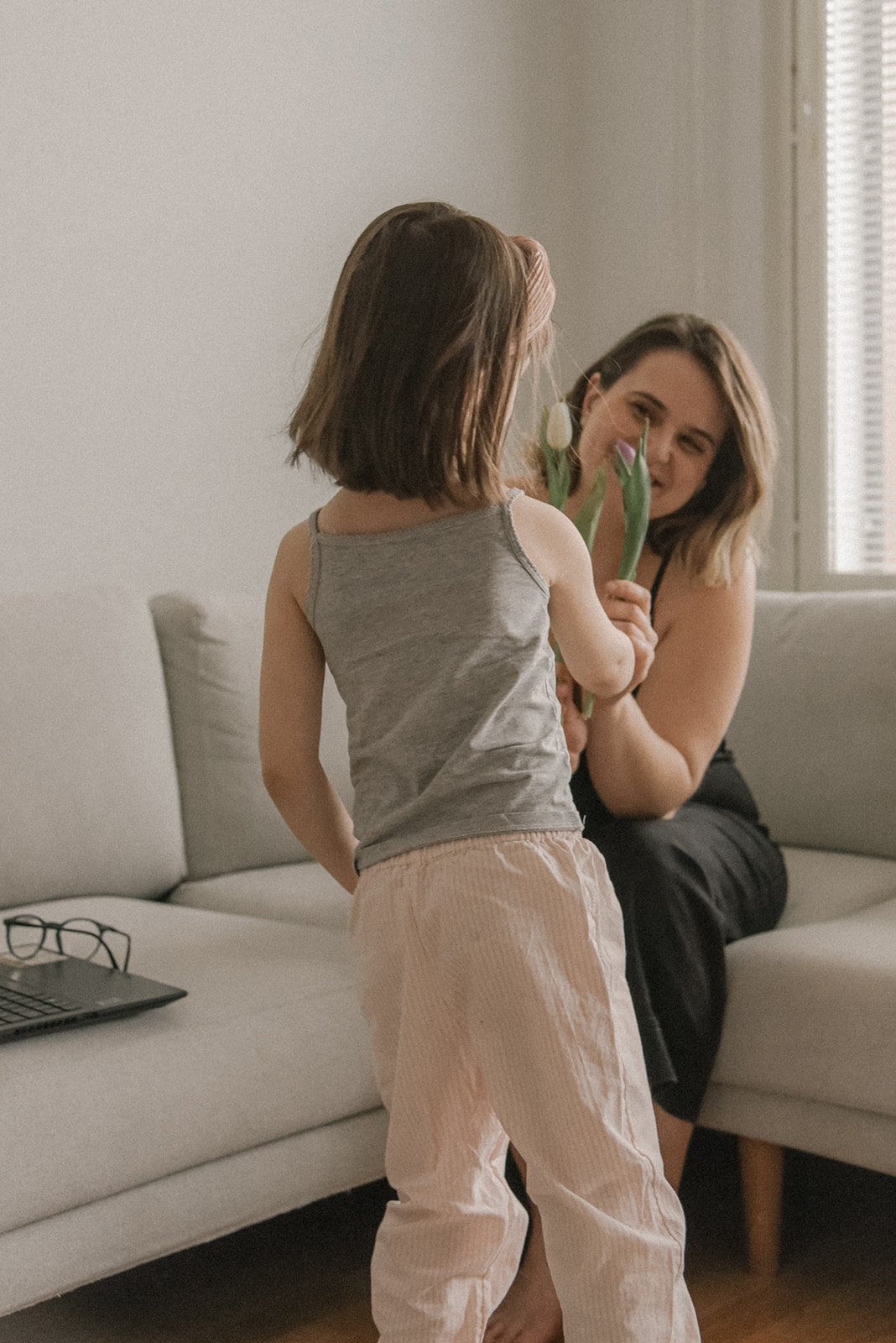 Äiti ja tytär kuvattavana kotimiljöössä.