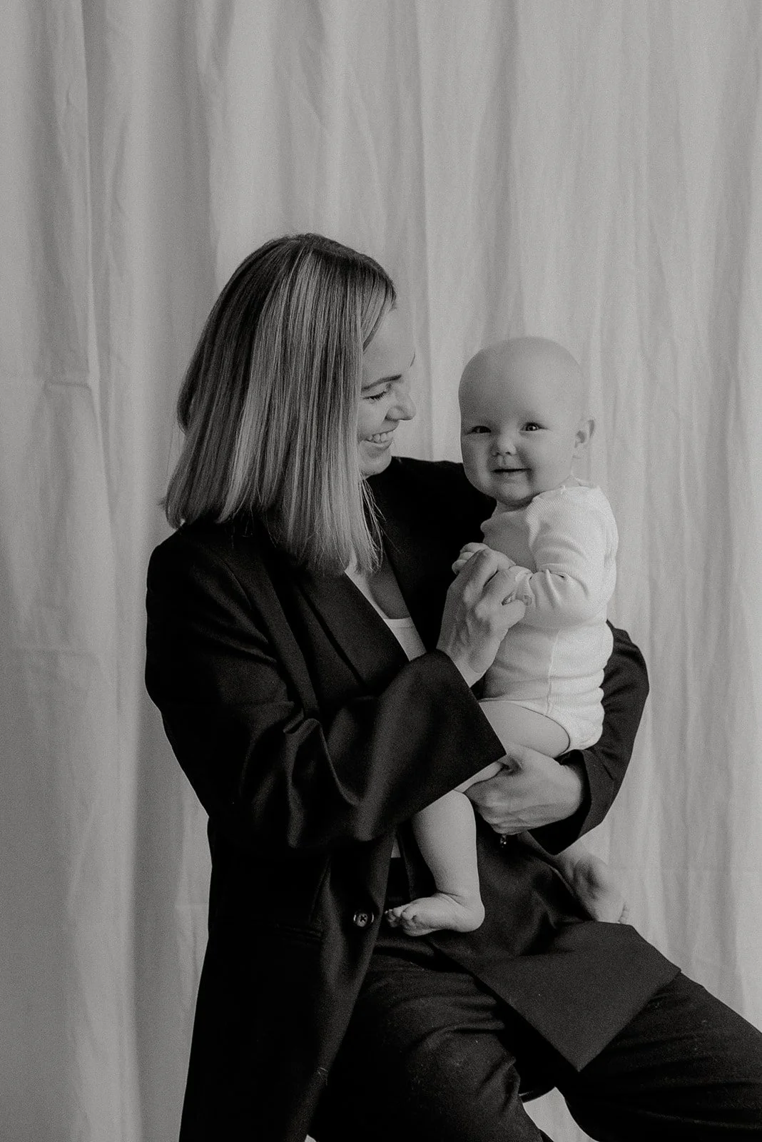 Heidi Väisänen kuvaa äitiä ja lasta studiolla Keravalla.