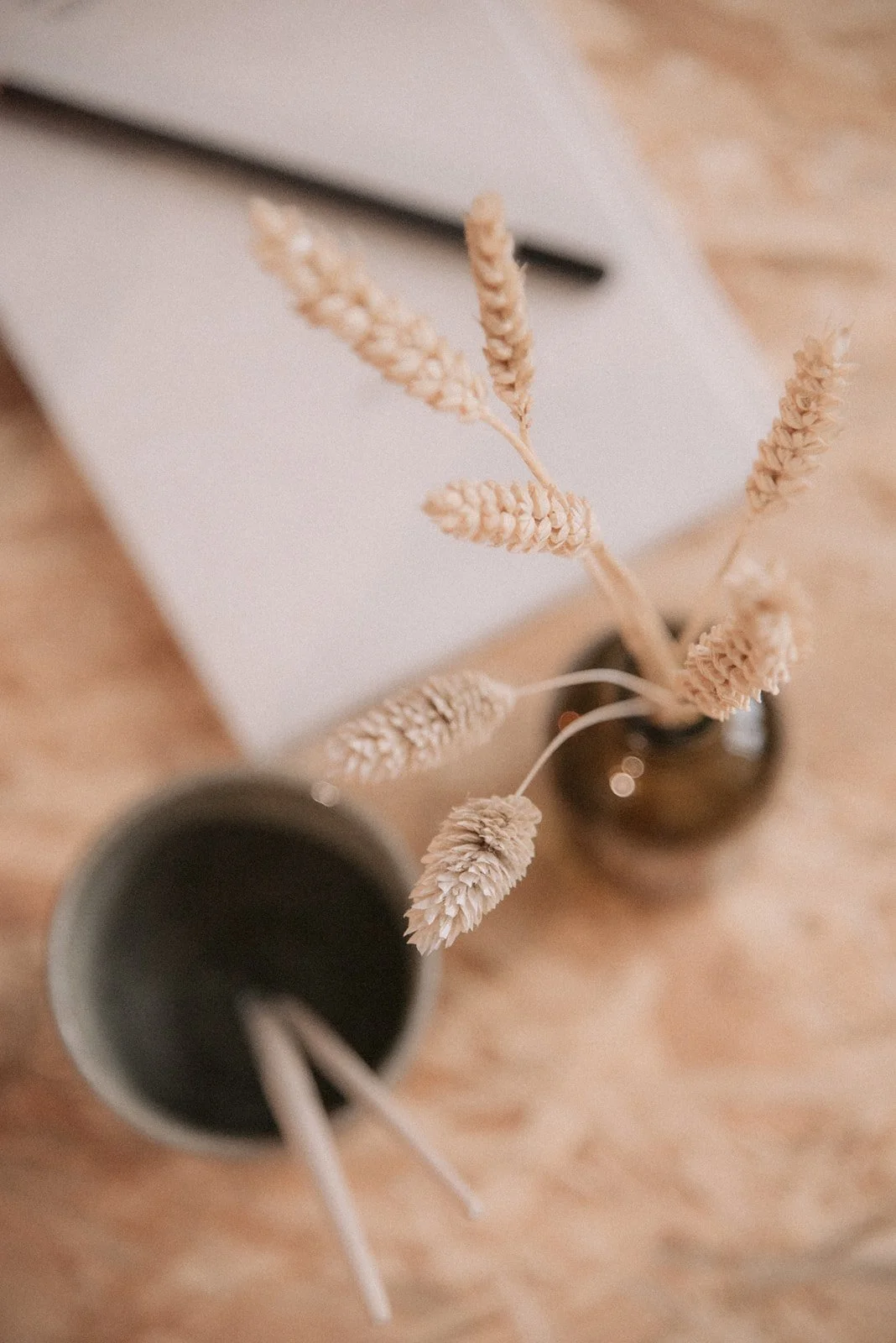 Heartiven brändikuvaus, työpöydällä valmentajan työvälineitä.