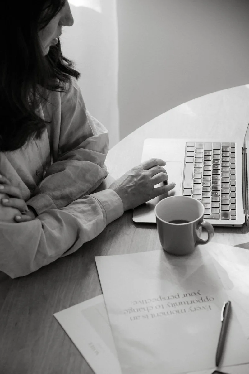 Mustavalkoinen Neam Societyn yrityskuva, jossa yrittäjä näpyttelee tietokonetta.