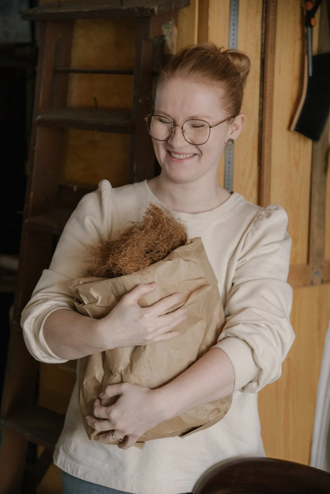 Henkilökuva verhoiluliike Eklundin yrittäjästä. Kuvannut yrityskuvaaja Heidi Väisänen.