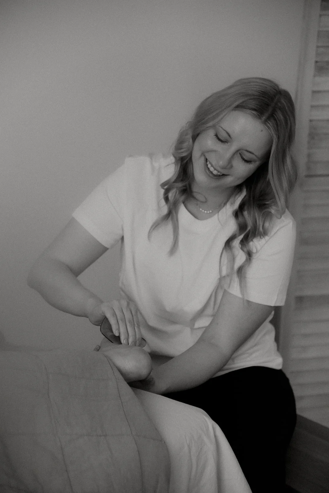 Iloinen naisyrittäjä brändikuvauksissa. Kuvannut yrityskuvaaja Heidi Väisänen.