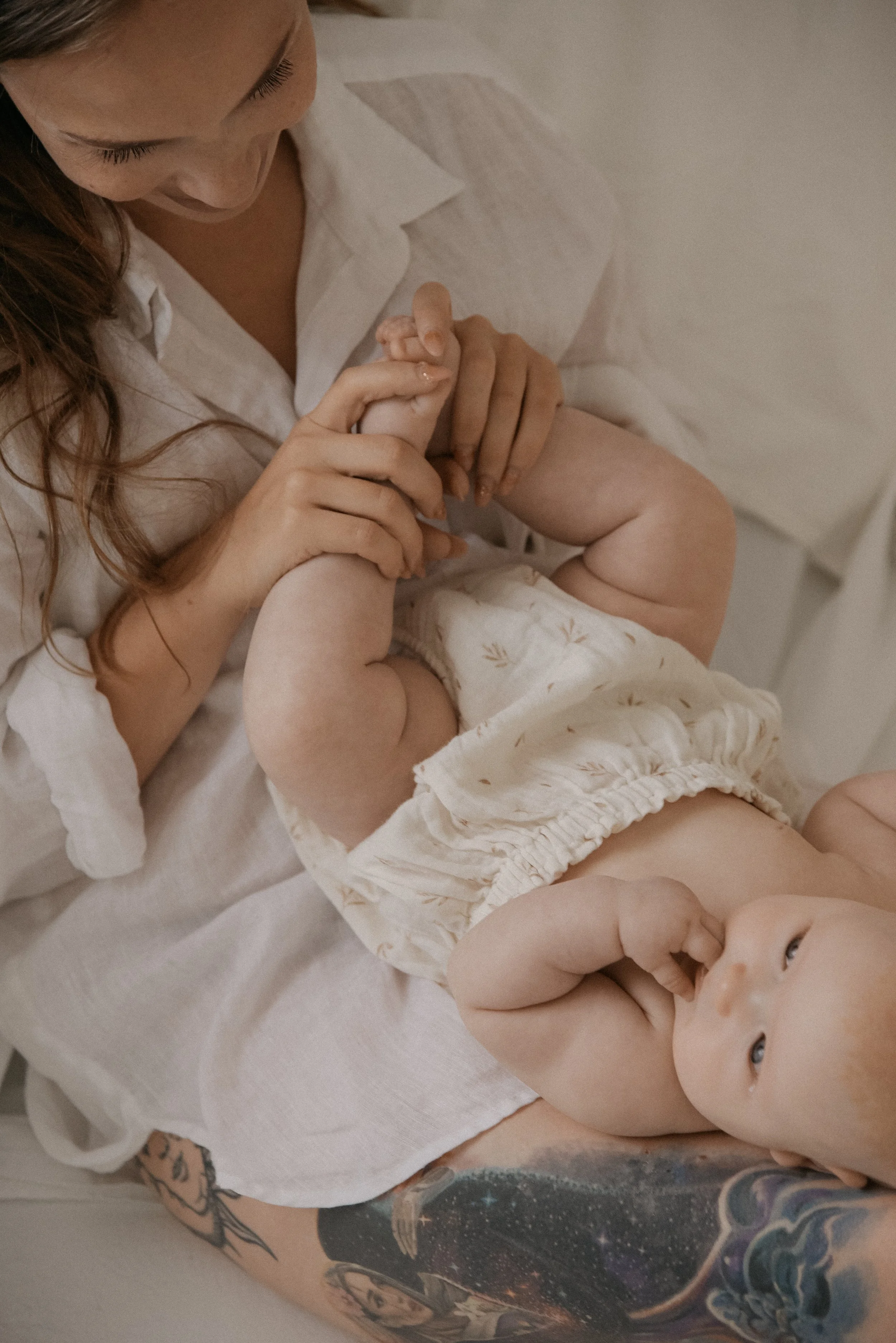 Vauva äidin sylissä. Äiti- ja lapsikuvaus studiossa. Kuvaaja Heidi Väisänen.