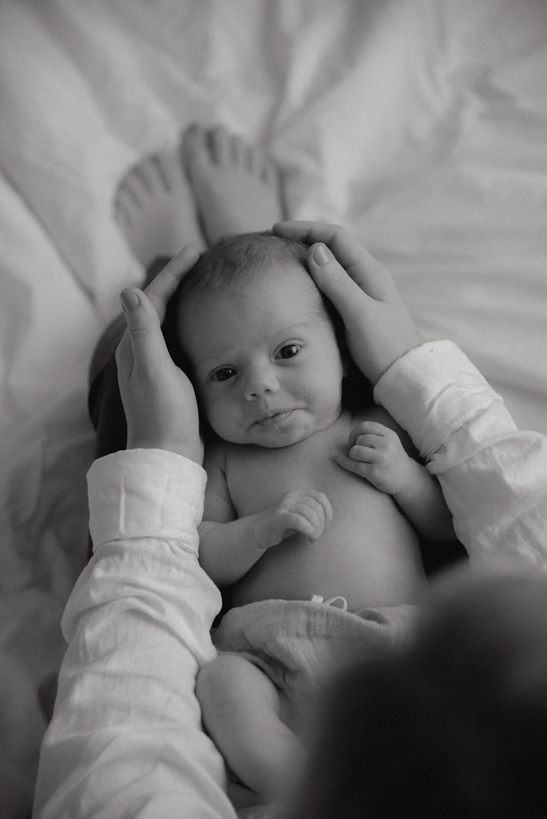 Mustavalkoinen vauvakuva.
