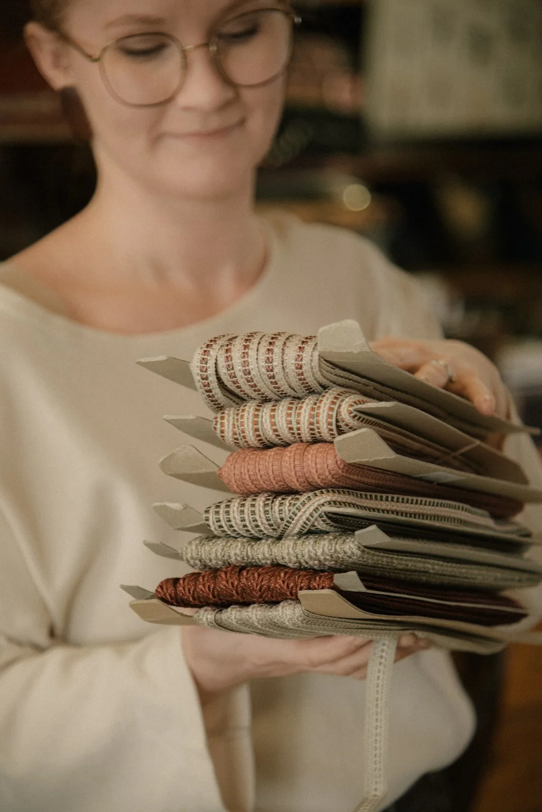 Verhoomoliike Eklundin yrittäjällä käsissään erilaisia nauhoja.