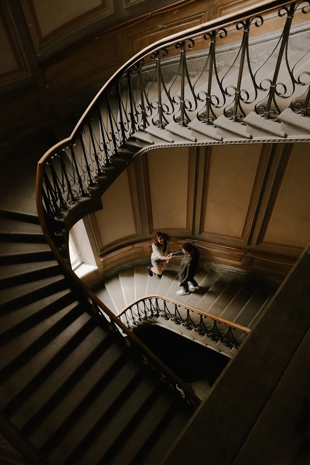 Mies ja nainen kävelee porraskäytävässä. Pariskuntakuvaus Helsinki.