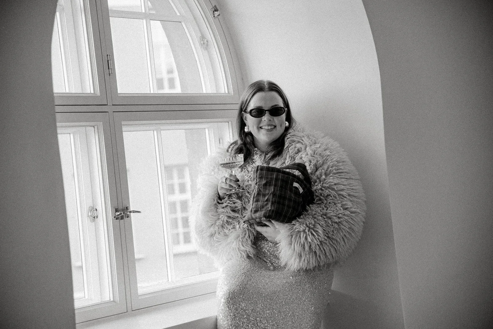 Mustavalkoinen kuva Edlan yrittäjästä brändin laukku kainalossa. Kuvannut yrityskuvaaja Heidi Väisänen.