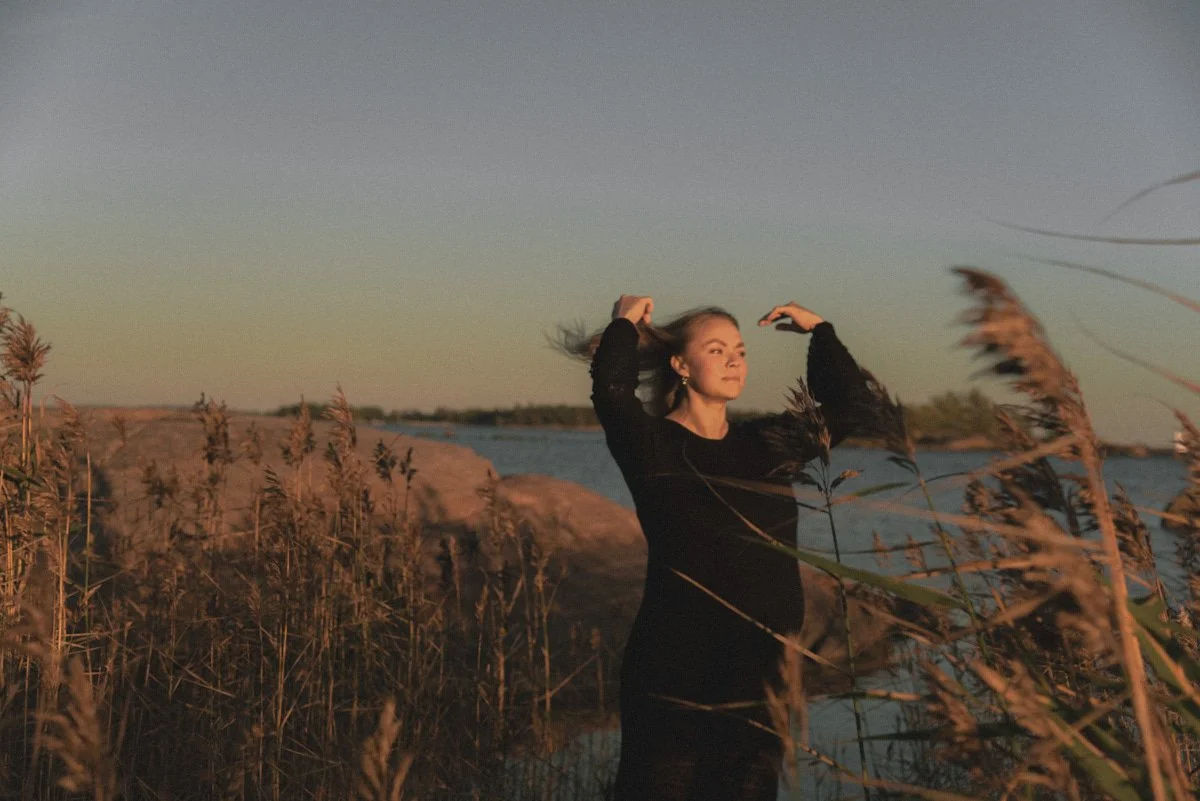 Ilta-auringossa toteutettu odotuskuvaus.