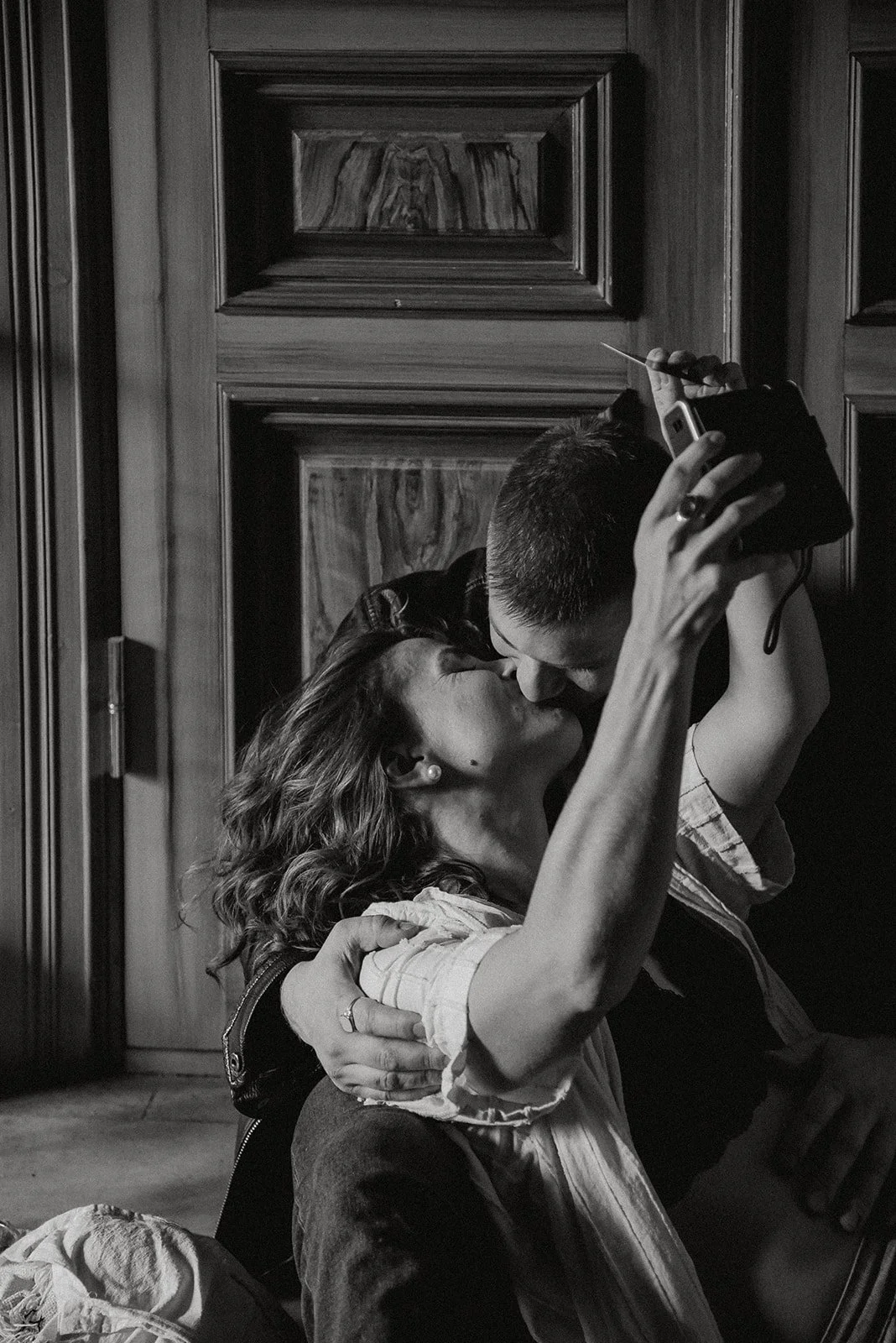 Suuteleva pariskunta mustavalkokuvassa.