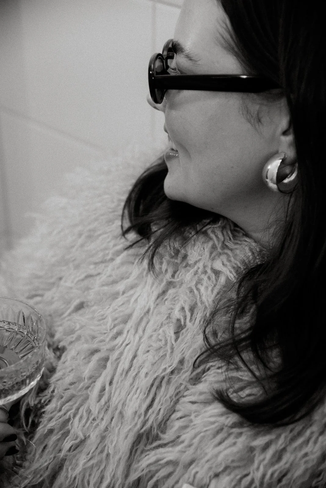 Sivusta kuvattu mustavalkoinen henkilökuva Edlan yrittäjästä.