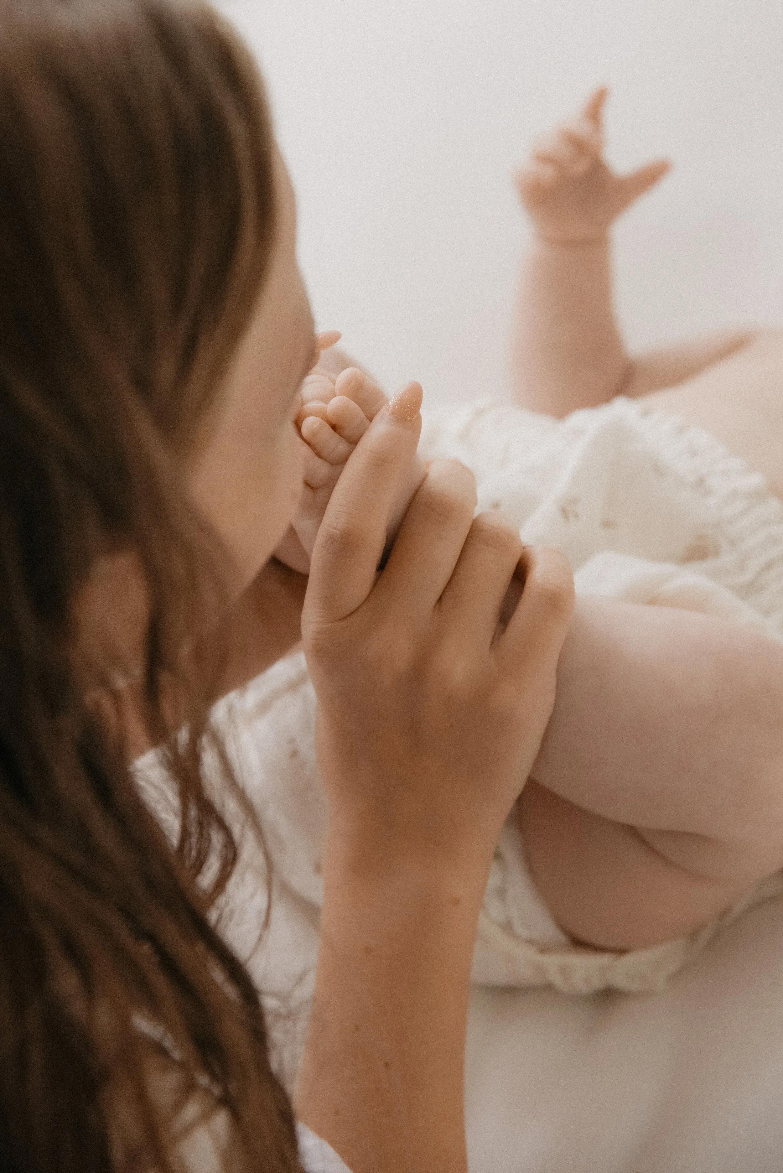 Hellä ja lämmin kosketus äidiltä vauvalle.