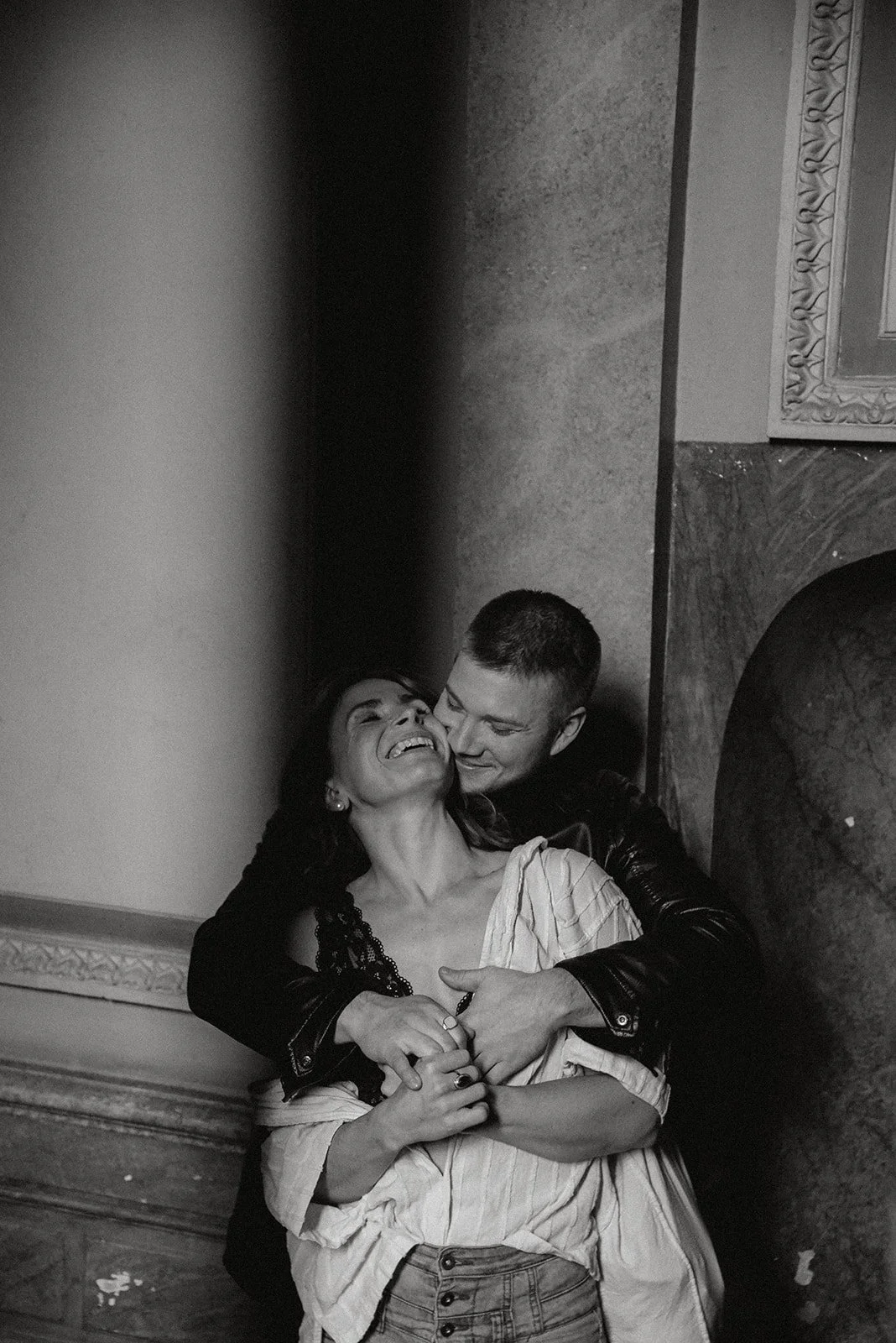 Nauravainen pariskunta portaikossa. Pariskuntakuvaus Helsinki.